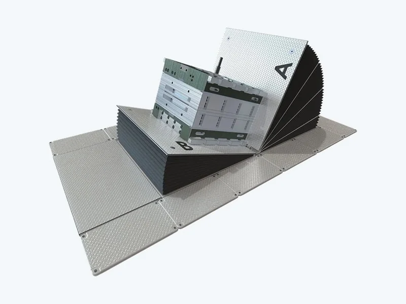 Ein klappbarer Flügelwender aus Metall mit nummerierten Segmenten und gestaffelten Platten bildet eine flexible technische Vorrichtung.
