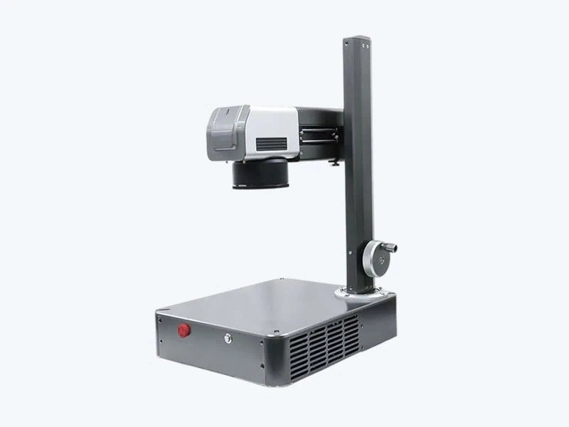Der 20W Gravierlaser steht auf einer kompakten Basis und ist an einem hohen Ständer montiert, mit grauem Laserkopf und Lüftungsschlitzen.
