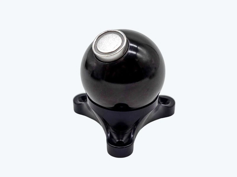 Eine schwarze Magnetkugel mit runder Form sitzt auf einer Halterung und zeigt eine kompakte Metallkonstruktion für technische Anwendungen.