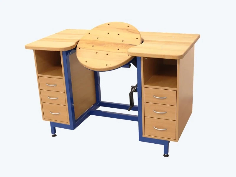 Höhenverstellbarer Arbeitstisch mit blauem Metallgestell, zwei Schubladenschränken und neigbarer runder Holzplatte