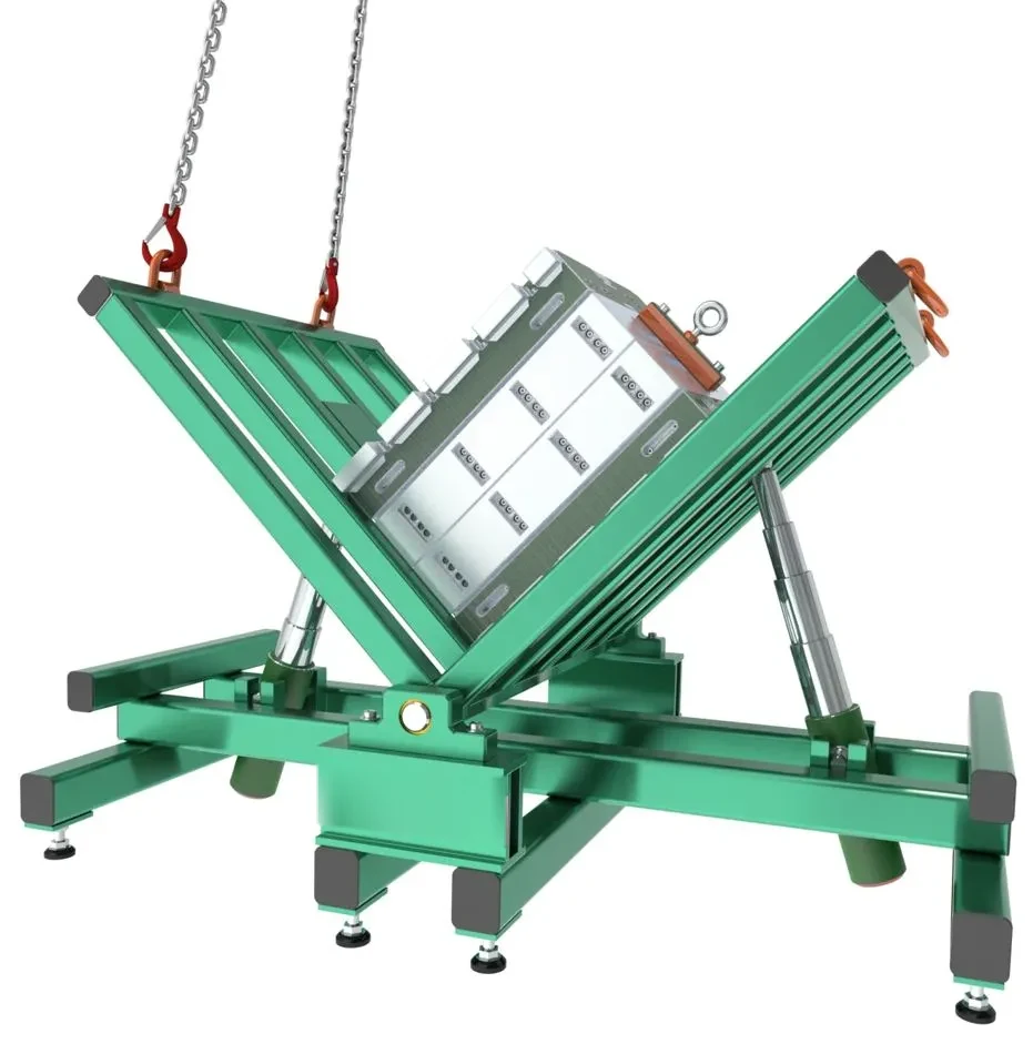 Mit Ketten angehobener hydraulischer Werkzeugwender dreht eine Spritzgussform bis 15 t sicher um 90 Grad auf einem grünen Stahlgestell.
