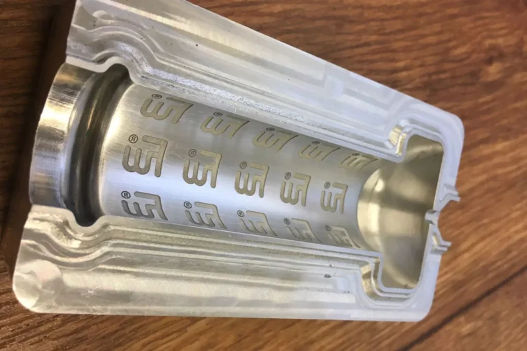 3D-Lasergravur auf einem gewölbten Formeinsatz