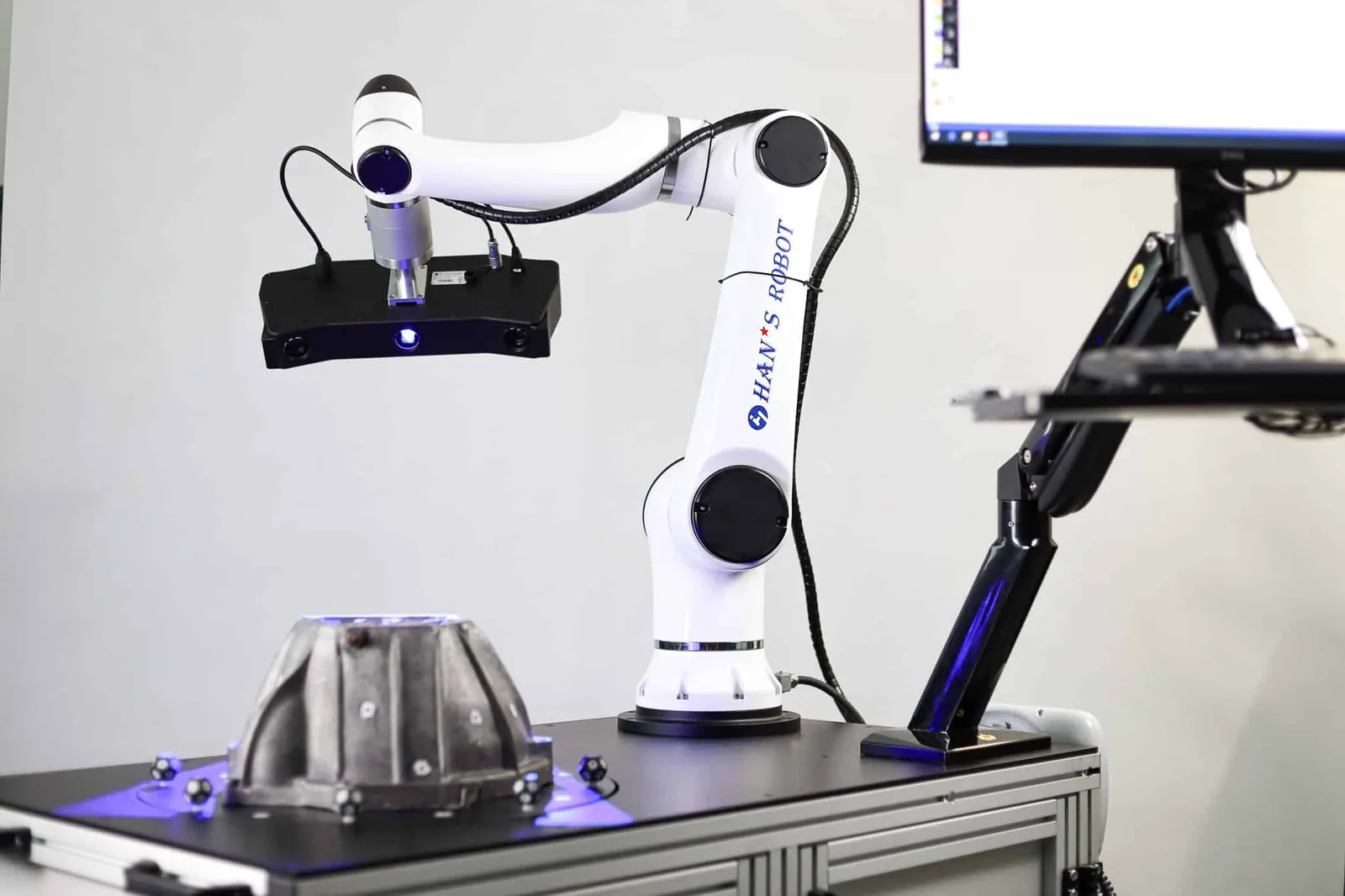 3D-Scan eines Gussteils mit Scanner am Cobot für die Flächenrückführung