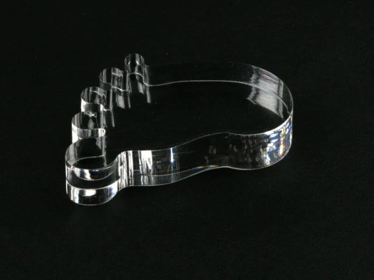 Mit dem CO2-Laser geschnittenes Acrylglas als Beispiel