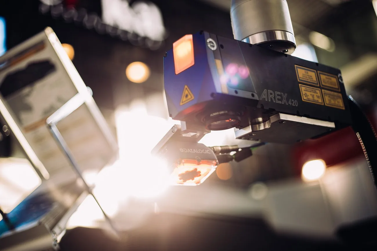 Cobot mit Laserkopf für die automatisierte Beschriftung