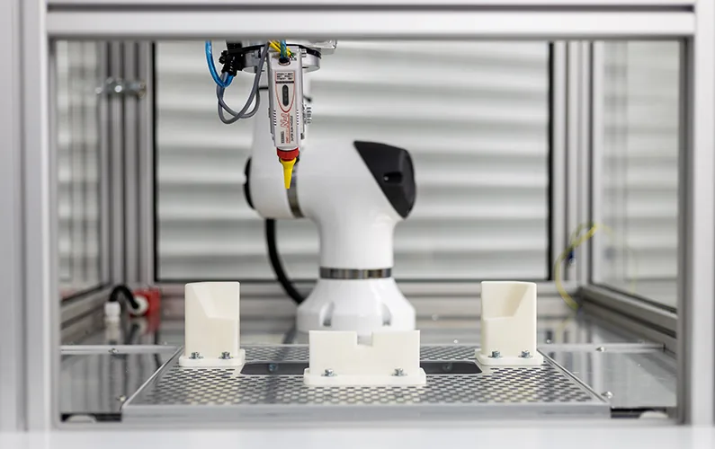 Cobot-Zelle zum Ionisieren von Kunststoffteilen