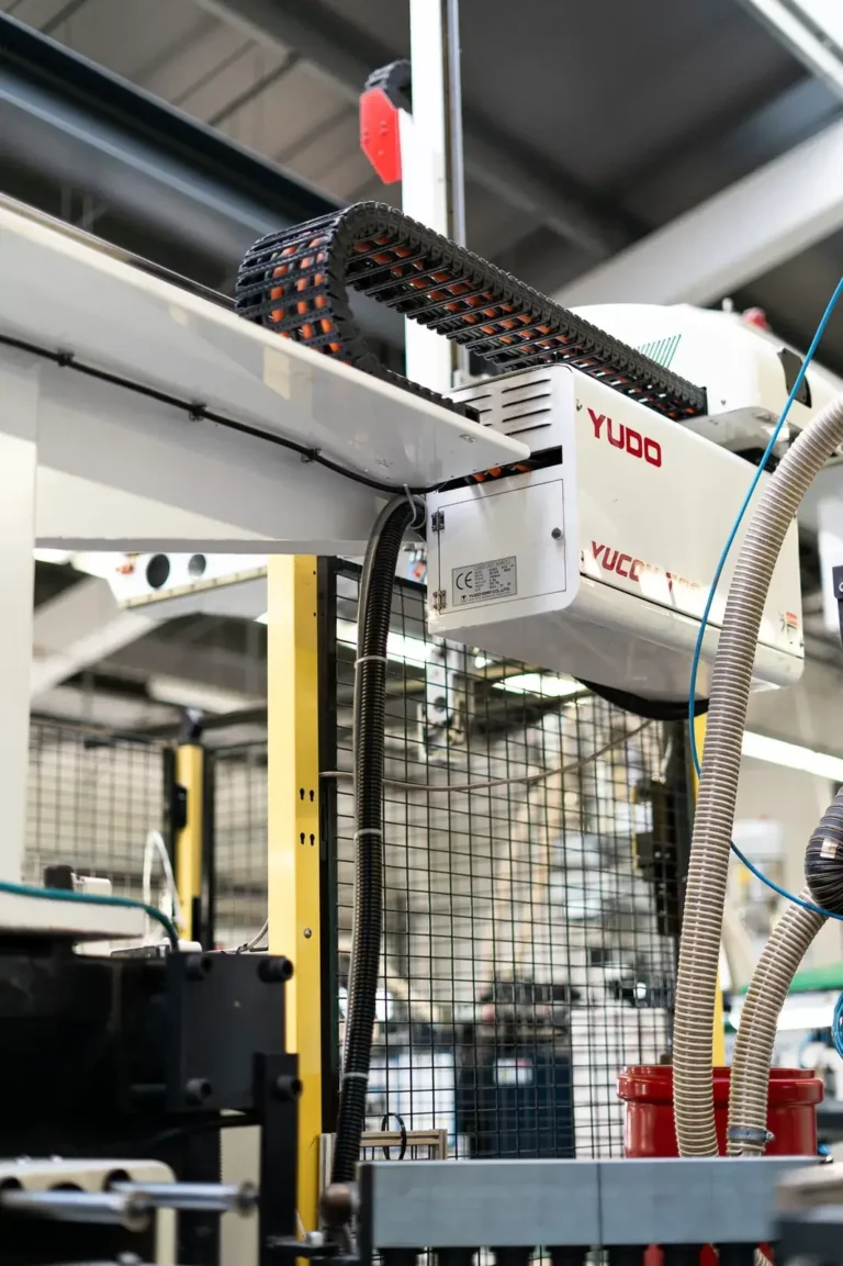 Handlingroboter über einer Spritzgussmaschine
