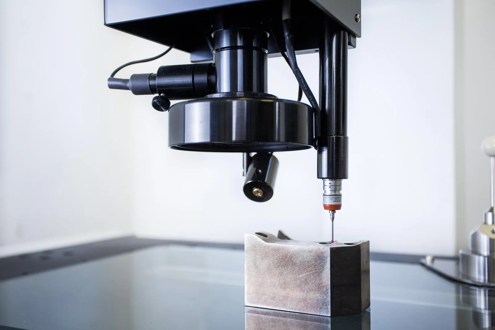 Koordinatenmessmaschine misst einen Formeinsatz taktil