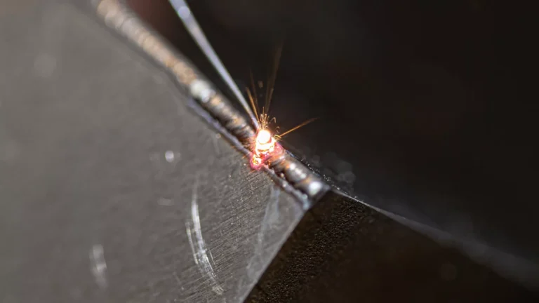 Laser-Auftragschweißen an Werkzeugstahl mit Funkenflug