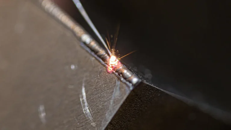 Laserauftragschweißen an der Kante einer Spritzgussform
