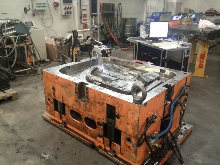 Lasergravur in einer großen Spritzgussform
