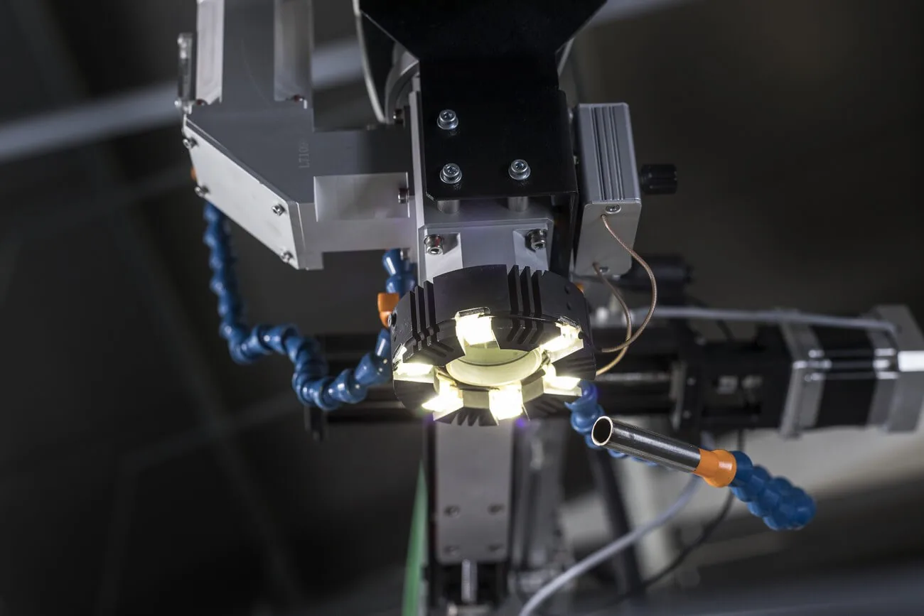 Laseroptik mit Beleuchtung für das partielle Härten