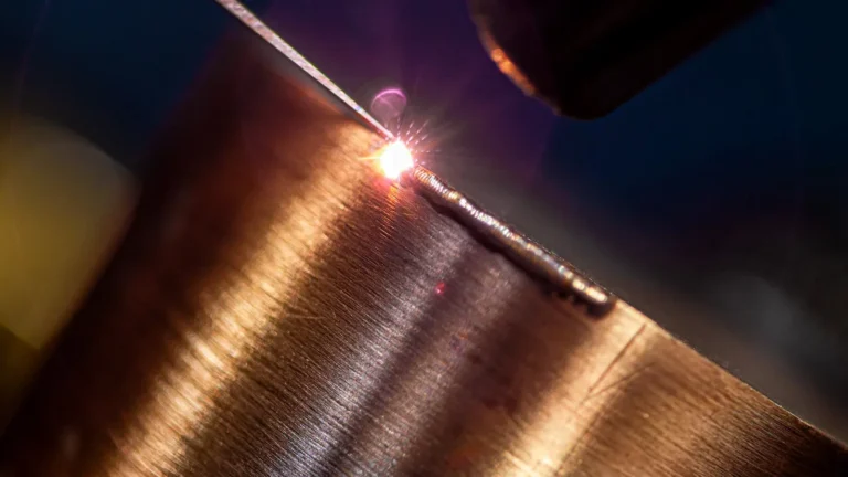 Laserschweißen an einem Kupferbauteil