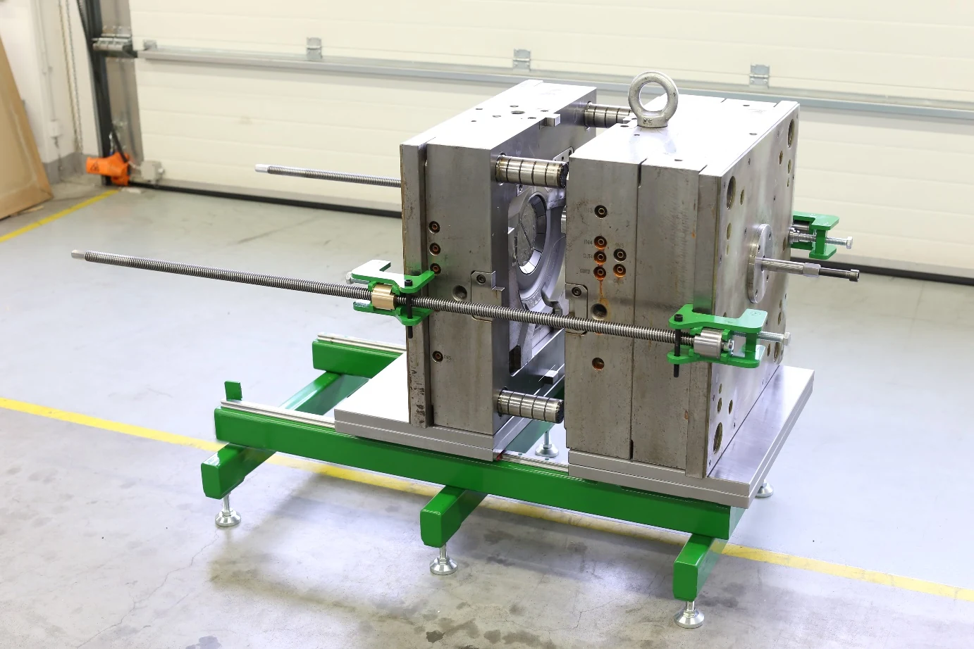Öffnungshilfe für Werkzeuge mit zwei Trapezspindeln an einer geöffneten Spritzgussform auf dem Werkzeugöffner