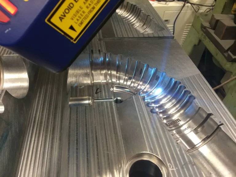Tragbarer Gravierlaser graviert direkt an der Spritzgussform