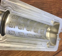 3D-Lasergravur auf einem gewölbten Formeinsatz