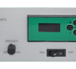 Am Bedienpanel der Pliermaschine sind Notausschalter, Netzanzeige, Drehzahlregler, Richtungswahlschalter und Tasten zu sehen.