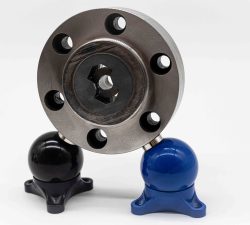 Ein silberner Metallflansch mit Bohrungen steht auf einem schwarzen und einem blauen Stützfuß vor hellem Hintergrund.
