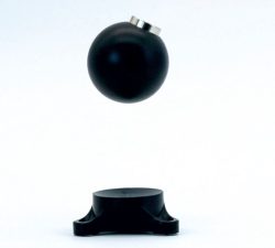 Die schwarze Magball Magnethalterung zeigt ein Kugelgelenk über der Basis und ermöglicht flexible, stufenlose Ausrichtung bei der Montage.