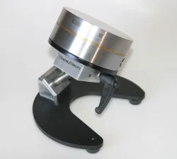Der ToolyTech Magnethalter hält ein schweres Werkstück über einem schwarzen Sockel mit Spannhebel.