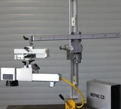 Mobiler Laserarm mit gelbem Magnetfuß und Gravurkopf neben dem MERPAC-CZ2-Steuergerät für Metallbearbeitung
