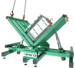 Mit Ketten angehobener hydraulischer Werkzeugwender von MEPAC CZ dreht eine Form bis 15 t sicher um 90 Grad auf einem grünen Stahlgestell.