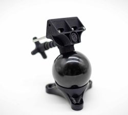 Das schwarze MagBall-Kugelgelenk zeigt eine Klemme, eine glänzende Metallkugel und einen dreipunktigen Montagefuß.