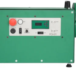 Grüne Pliermaschine mit silbernem Bedienpanel, Notaus-Schalter, Netzanzeige, Drehzahlregler und Start-Stop-Tasten.
