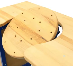 Eine kippbare Werkbank mit drehbarer Holzoberfläche, Lochbohrungen und blauem Rahmen zeigt robuste Verarbeitung sowie eine Traglast bis 400 kg.