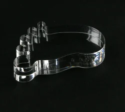 Mit dem CO2-Laser geschnittenes Acrylglas als Beispiel