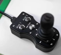 Joystick für die feine Bewegung des Laserkopfs