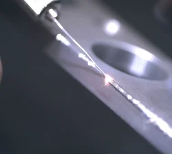 Laser-Auftragschweißen auf Aluminium in der Nahaufnahme