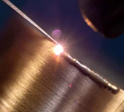 Laser-Auftragschweißen auf Kupfer in der Nahaufnahme