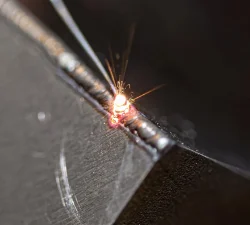 Laser-Auftragschweißen auf Stahl in der Nahaufnahme