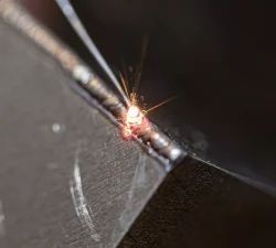 Laser-Auftragschweißen an Werkzeugstahl mit Funkenflug