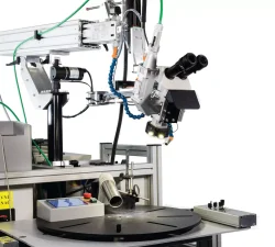 Laserschweißkopf mit Stereomikroskop und XYZ-Achsen