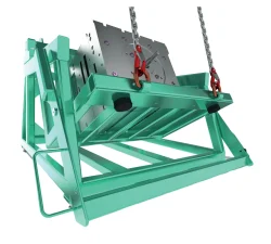 Wendekorb des mechanischen Werkzeugwenders mit Spritzgussform wird mit dem Hallenkran an zwei Ketten um 90 Grad hochgeschwenkt