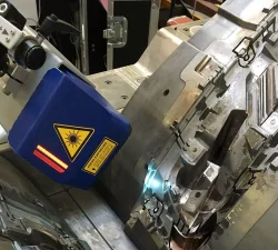Mobiler Laserkopf beschriftet einen Formeinsatz vor Ort