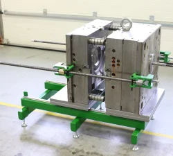 Öffnungshilfe für Werkzeuge mit zwei Trapezspindeln an einer geöffneten Spritzgussform auf dem Werkzeugöffner