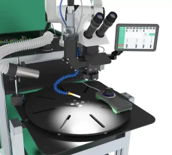 Laserschweißkopf am Roboter über dem Drehtisch