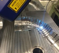 Tragbarer Gravierlaser graviert direkt an der Spritzgussform