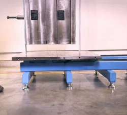 Geschlossene Spritzgussform auf dem Werkzeugöffner KF 3000 mit festen Ladeflächen
