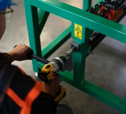 Mechanischer Werkzeugwender wird mit dem Akkuschrauber am Antriebszapfen gedreht