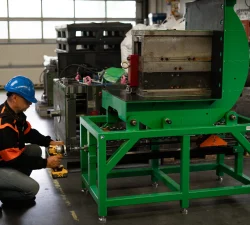 Bediener wendet Spritzgussform mit dem mechanischen Werkzeugwender KCA 3000 und Akkuschrauber