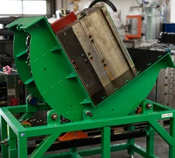 Mechanischer Werkzeugwender KCA 3000 mit halb gewendeter Spritzgussform