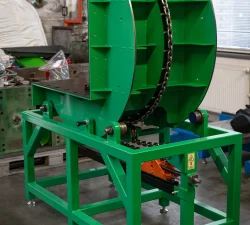 Mechanischer Werkzeugwender KCA 3000 mit Trommel und Kette, Gesamtansicht