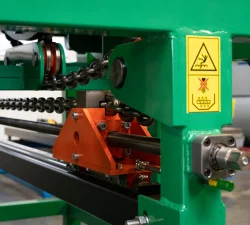 Trapezspindel, Mutterngehäuse und Kettenantrieb am Werkzeugwender KCA, Detail