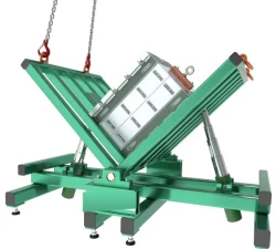 Werkzeugwender mit hydraulischer Dämpfung kippt eine Spritzgussform am Hallenkran um 90 Grad